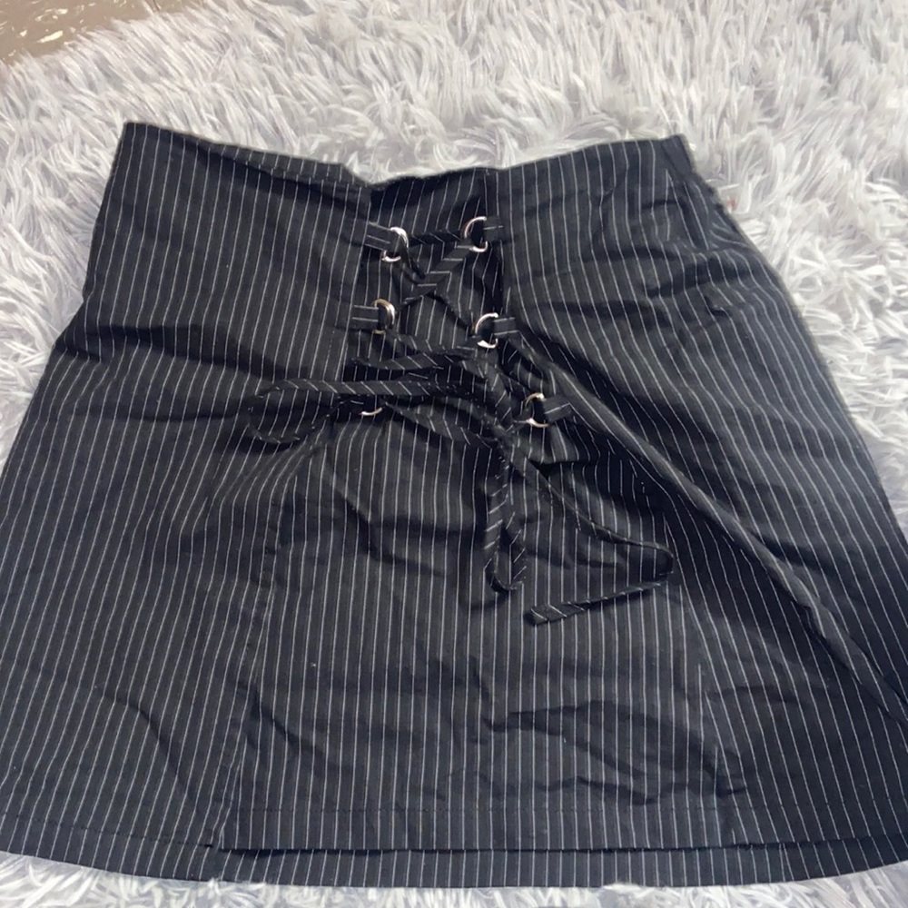 Pinstripe short skirt with adjustable waist tie